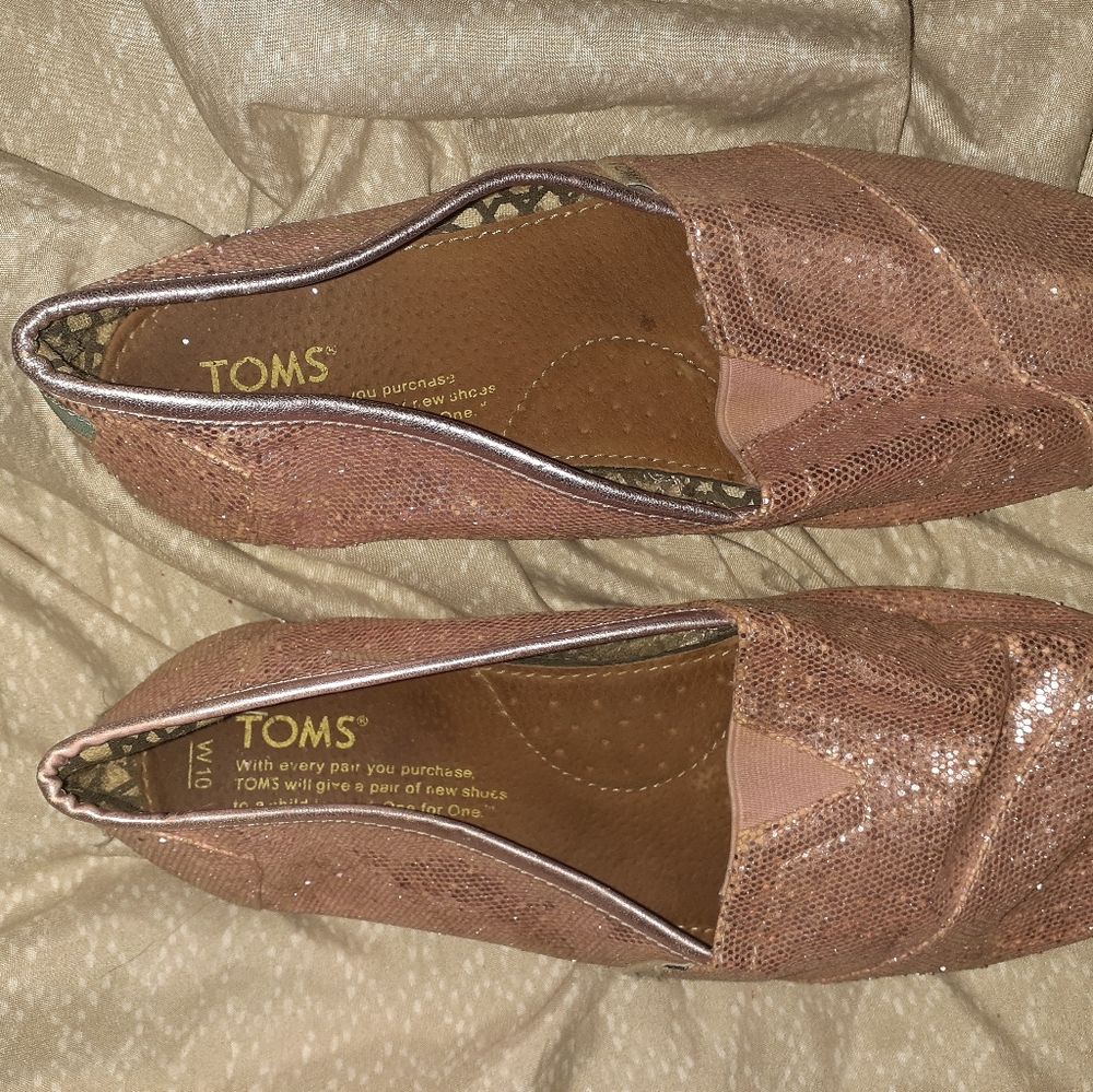 Pink toms